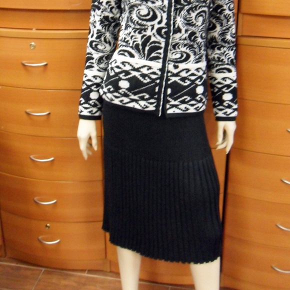 WOOL SKIRT KNITTED PLEATED LINED MADE IN EUROPE - Picture 2 of 5